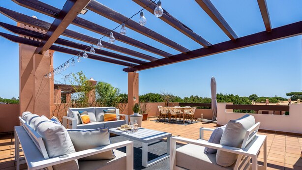 An outdoor patio with white furniture, a pergola, and string lights. - Vilamoura  Vila Sol Golf II (S49) (Vilamoura)