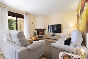 TV, fireplace