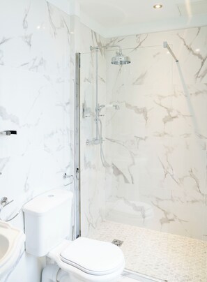 Quarto casal luxo (Yanaon) | Banheiro | Chuveiro, produtos de toalete grátis, toalhas de banho, sabonete
