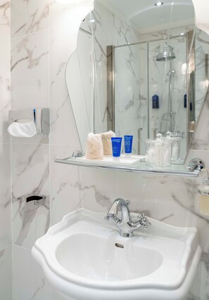 Superior Double Room (Surate) | Bathroom - Villa Victoria Hôtel et Spa (Ouistreham)