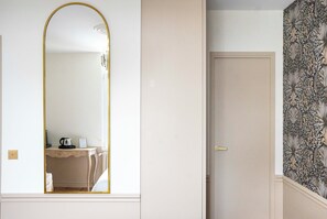 Minibar, sistema de insonorización, wifi gratis y ropa de cama