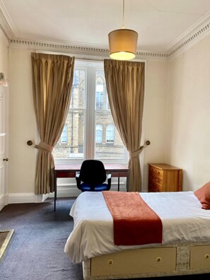 Apartment | 5 bedrooms, iron/ironing board, free WiFi, bed sheets - Large 5 Bedroom Flat in Marchmont, Edinburgh (Edinburgh)