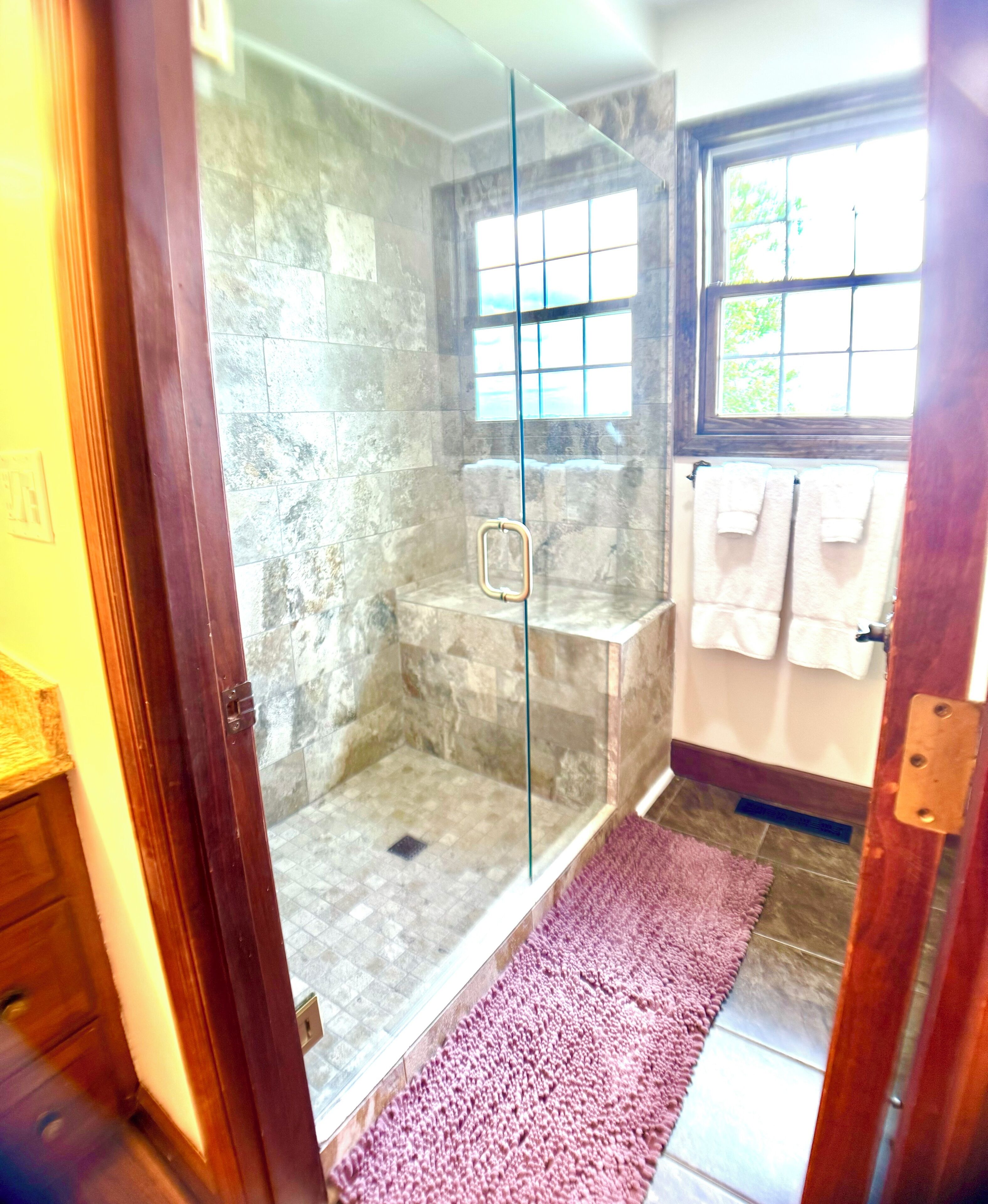 Douche, sèche-cheveux, serviettes fournies, savon