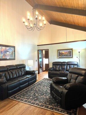 Interior - Beautiful, spacious, country home.  Close to The Ark!  Hot-Tub! Pet-Friendly! (DeMossville)