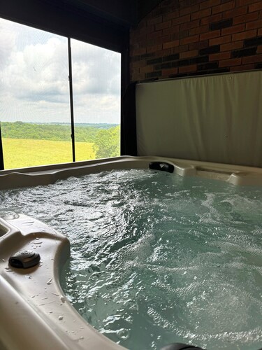 Beautiful, spacious, country home.  Close to The Ark!  Hot-Tub! Pet-Friendly!