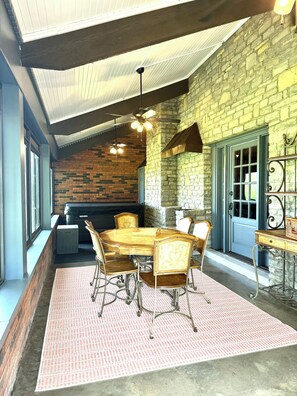Outdoor dining - Beautiful, spacious, country home.  Close to The Ark!  Hot-Tub! Pet-Friendly! (DeMossville)