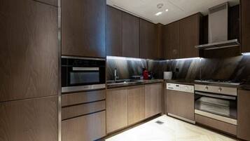 Kühlschrank, Wasserkocher mit Kaffee-/Teezubehör