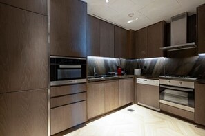 Kühlschrank, Wasserkocher mit Kaffee-/Teezubehör