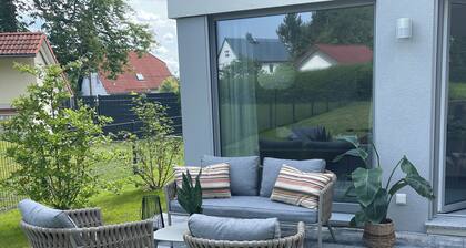 neues, modernes Ferienhaus ZugZuflucht 3 Schlafzimmer mit Terrasse und Garten