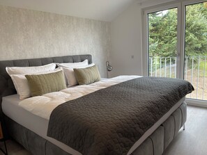 3 bedrooms, desk, iron/ironing board, travel cot