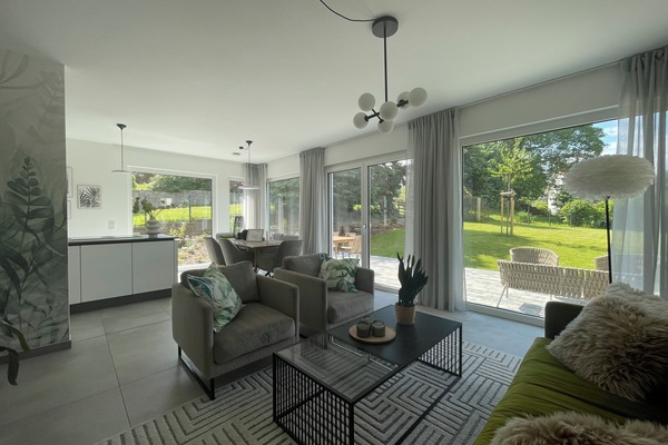 Smart-TV, Bücher, Stereoanlage, Drucker