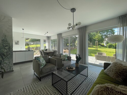 Neues, Modernes Ferienhaus Zugzuflucht 3 Schlafzimmer mit Terrasse und Garten