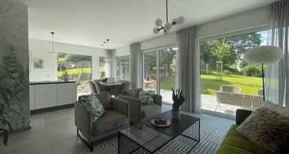 Neues, Modernes Ferienhaus Zugzuflucht 3 Schlafzimmer mit Terrasse und Garten