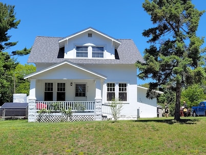 Oscoda Hilltop Haven - Great Location near Beach and Downtown!  Pet-Friendly with New Central A/C!