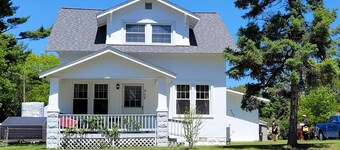 Oscoda Hilltop Haven - Great Location near Beach and Downtown! Pet-Friendly with New Central A/C!