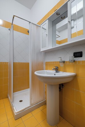 Apartament | Bany | Dutxa, assecador de cabells, bidet i tovalloles