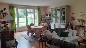 Televisie, een open haard, een dvd-speler en een tafeltennistafel