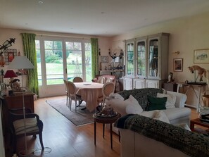 TV, fireplace, DVD player, table tennis - Nouvelle Demeure de Charme Dans un Environnement Reposant Proche Multi Activités (Thomery)