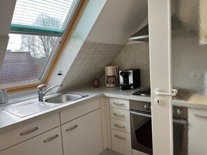 Réfrigérateur, four, plaque de cuisson, cafetière/bouilloire