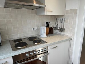 Réfrigérateur, four, plaque de cuisson, cafetière/bouilloire