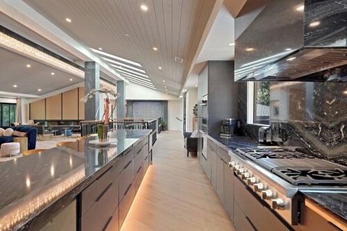 Luxury Retreat 7Bed/6.5Bath/Pool/6k+sqft