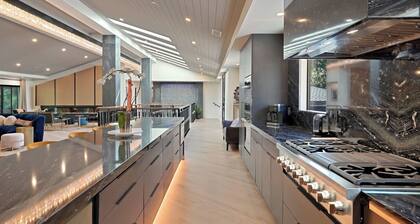 Luxury Retreat 7Bed/6.5Bath/Pool/6k+sqft