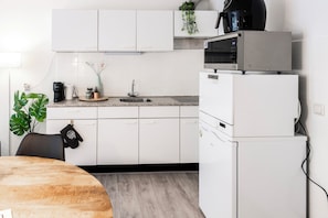 Fridge, microwave, oven, stovetop - 4 places to sleep, great location, large balcony, best street in town (Tilburg)
