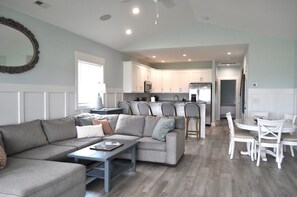 Smart TV, books, stereo - Sunset Bay - A Luxurious Island Getaway - New to the Rental Market (Surf City)