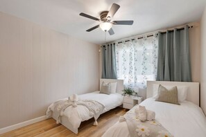 4 bedrooms, iron/ironing board, travel cot, WiFi - Blue Lagoon | Pool | Games | Close to DT (Montebello)