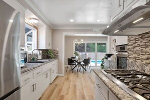 Refrigerador, microondas, horno, placa de cocina