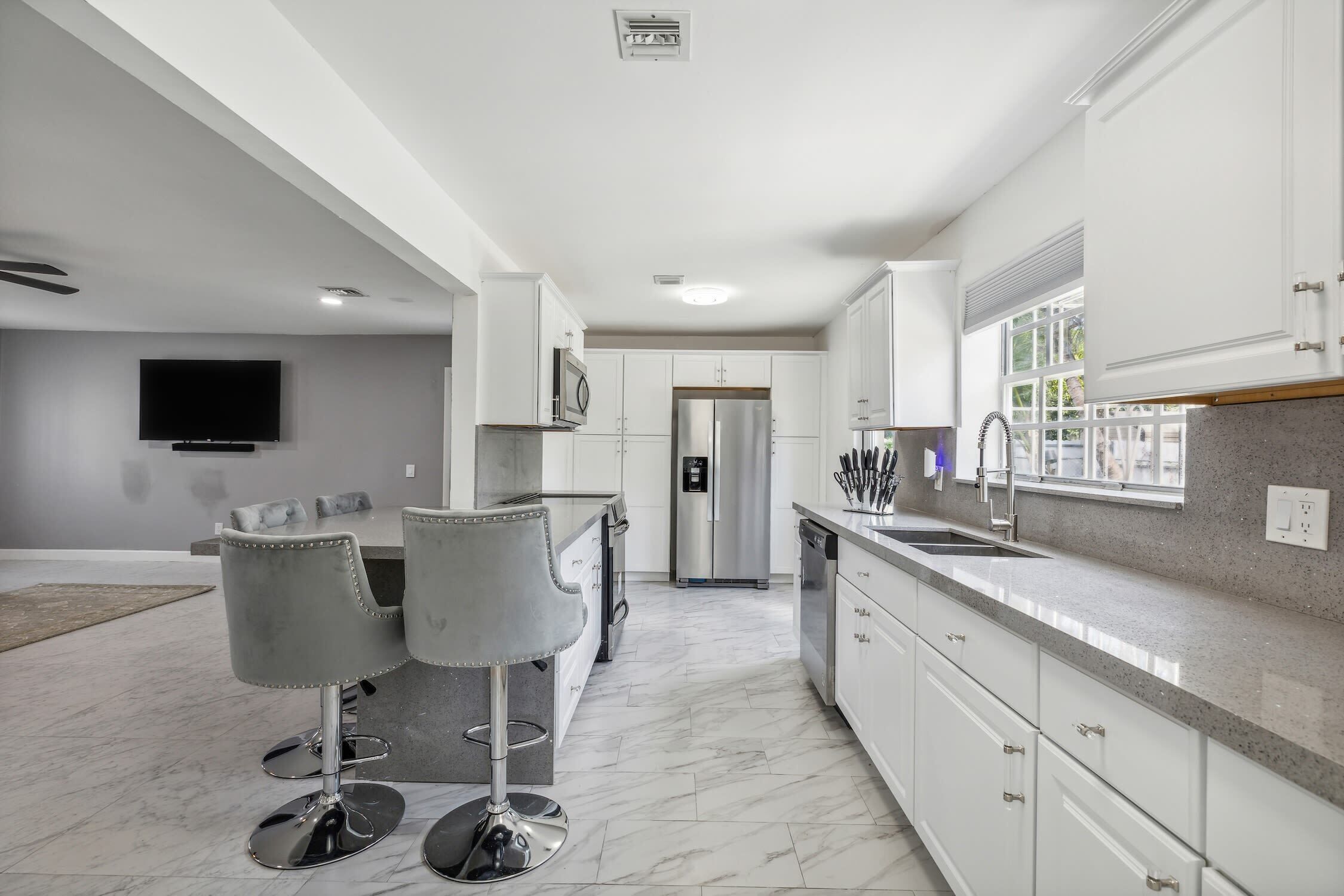 Jääkaappi, mikroaaltouuni, uuni, liesi