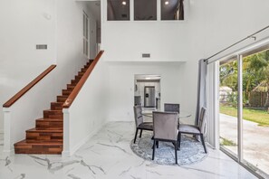 Dining - Spacious 3BR Villa in Miami with Fenced Backyard (Miami)