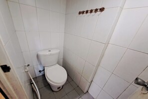Deluxe Double Room | Bathroom | Shower, soap - Hotel O Apartement Sentraland By Helen Mangement (Karawang)
