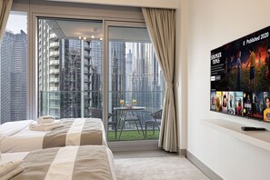 Schreibtisch, Bügeleisen/Bügelbrett, Reisekinderbett, WLAN