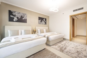 Ein Hotelzimmer mit zwei Betten, einem großen Kunstwerk an der Wand und einer modernen Leuchte.