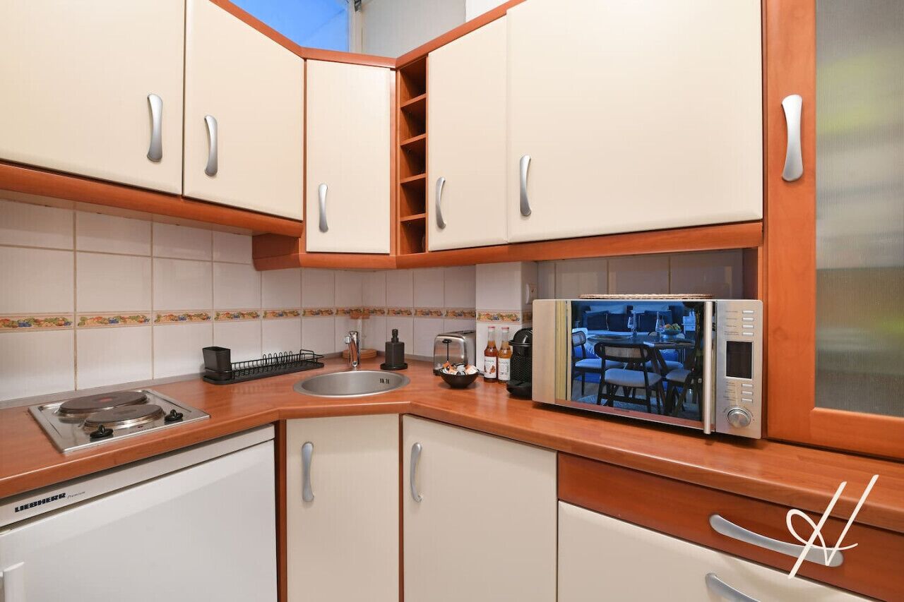 Een microgolfoven, een koffiezetapparaat/waterkoker, een broodrooster