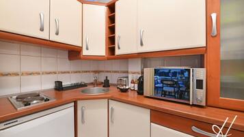 Een microgolfoven, een koffiezetapparaat/waterkoker, een broodrooster