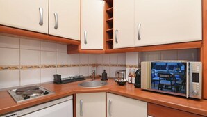 Coffee/tea maker, microwave, toaster, cookware/dishes/utensils - Top Location 4P Studio - Champs-Elysées Best Stay (Paris)