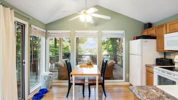 Fridge, oven, stovetop, coffee/tea maker