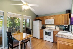 Fridge, oven, stovetop, coffee/tea maker