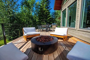 Outdoor dining - Back Forty Lodge w/ Cabin, Spa, Fire Pit & BBQ (Whitefish)