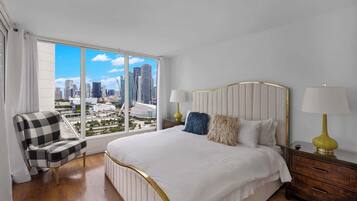 2 habitaciones, escritorio, tabla de planchar con plancha y wifi