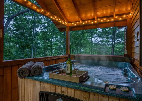 Cozy Gatlinburg Cabin – Private Hideaway with Hot Tub, Arcade & Scenic Views