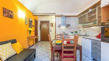 Apartamento | Cozinha privada | Geladeira, fogão, lava-louças, cafeteira/chaleira