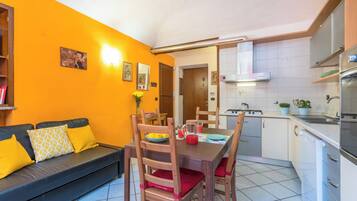 Apartment | Wohnbereich | Fernseher