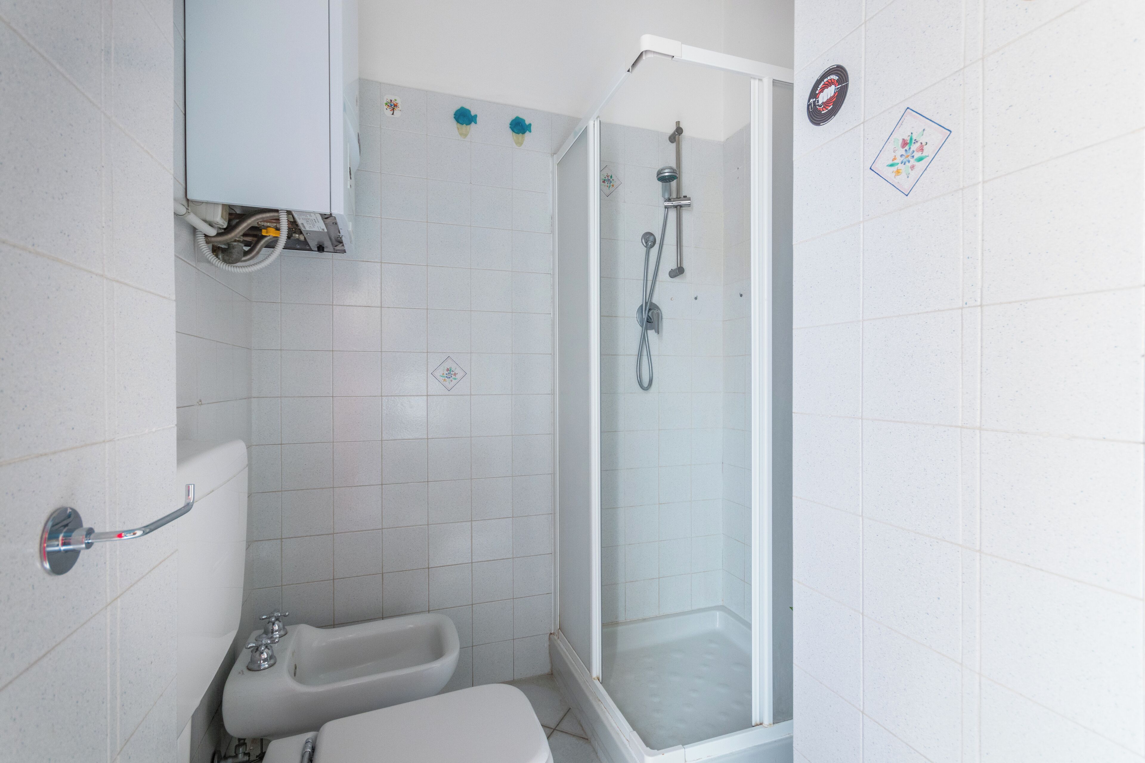 Un baño con ducha, inodoro y bidé.