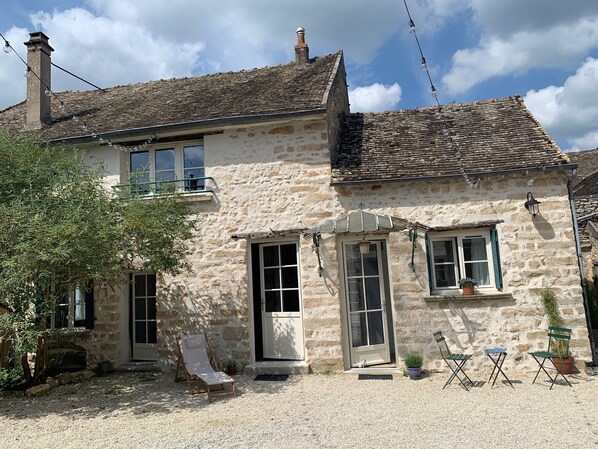 Exterior - Charmantes Renoviertes Haus in Altem Anwesen mit Privatem Innenhof und Parkplatz (Moigny-sur-Ecole)