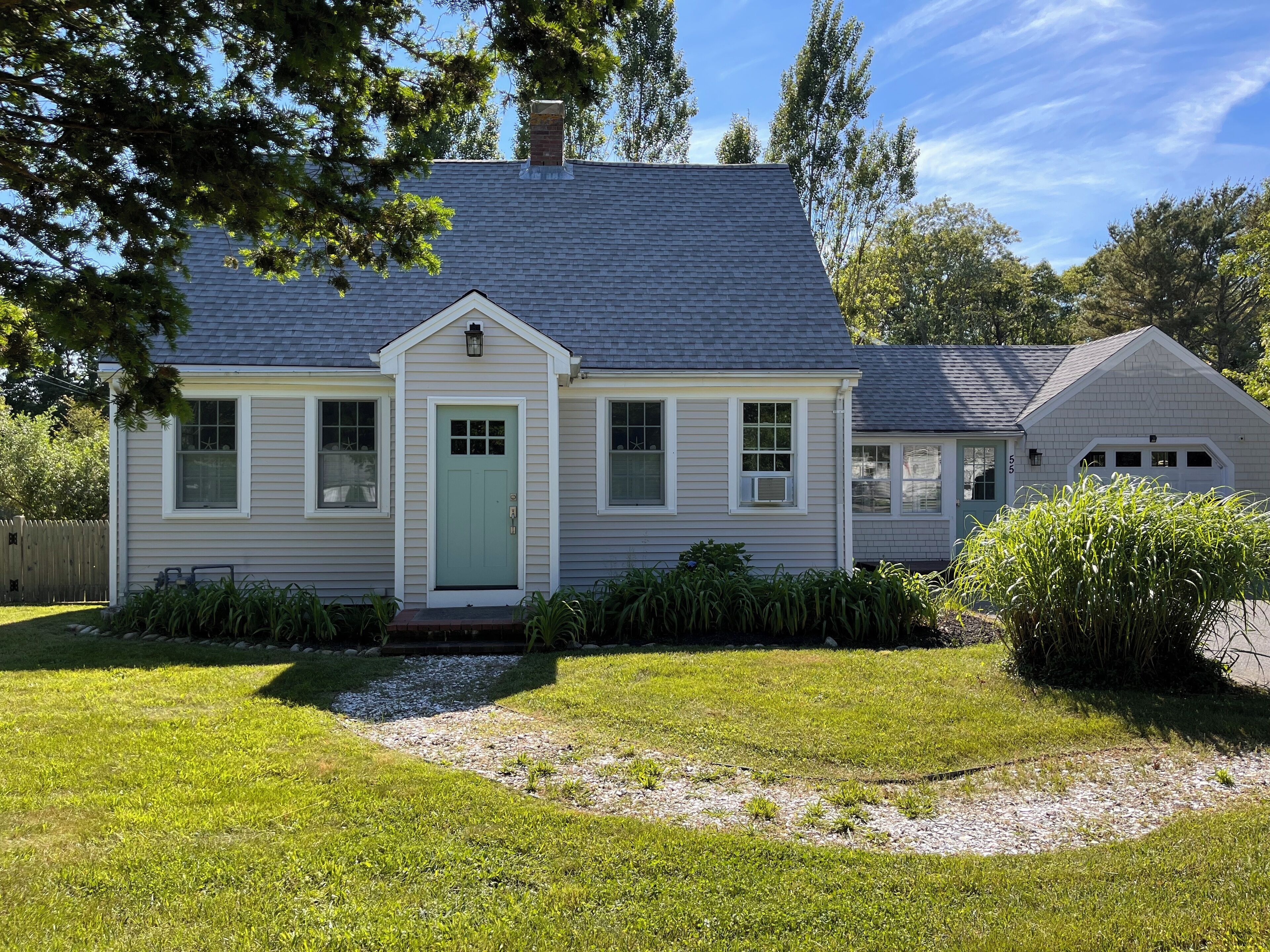 BRAND NEW LISTING! CHARMING 3 BEDROOM, 2 BATH, PET FRIENDLY HOUSE. BEACH PASS INCLUDED