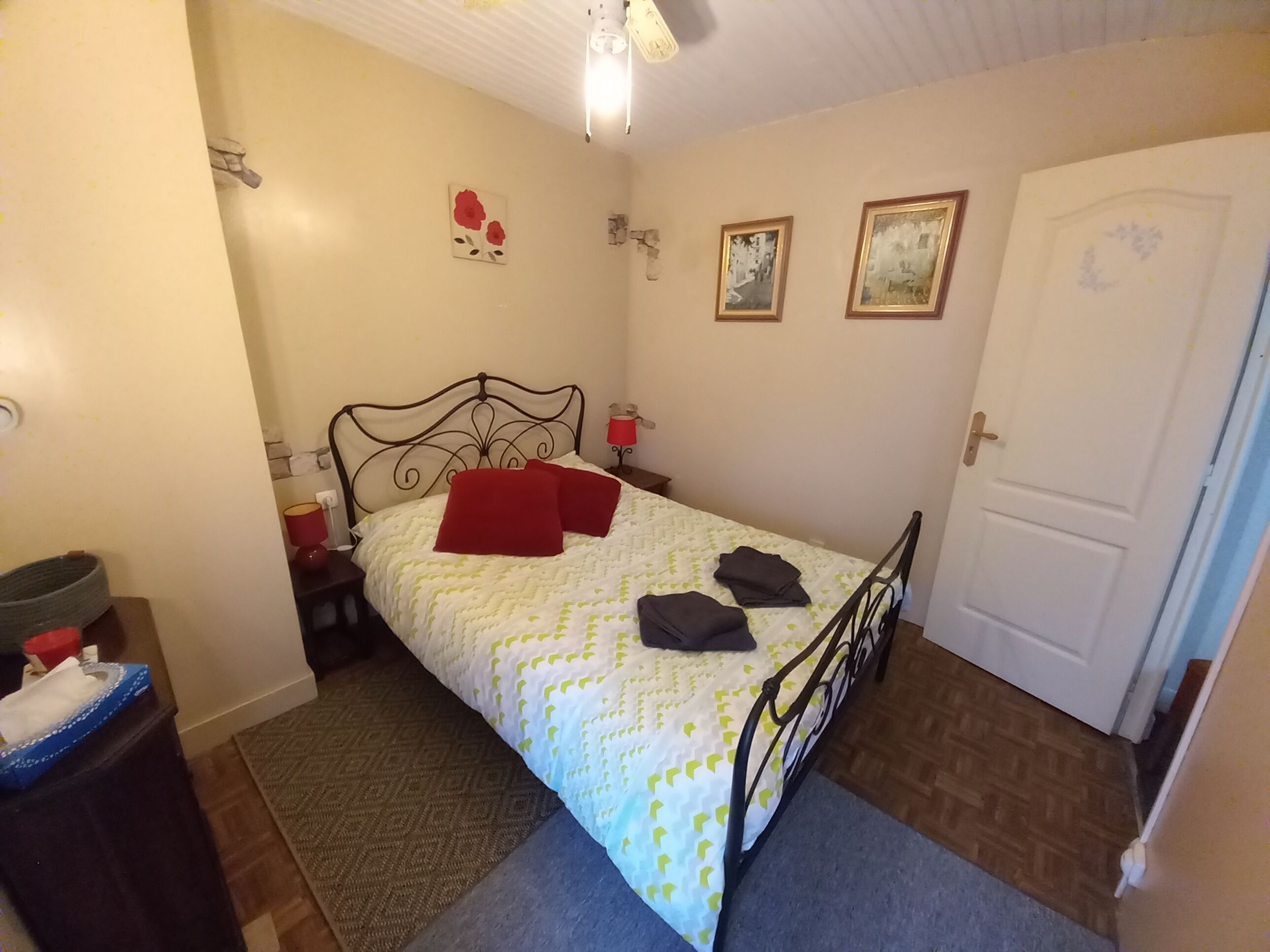 2 chambres, fer et planche à repasser, lit parapluie, Wi-Fi gratuit