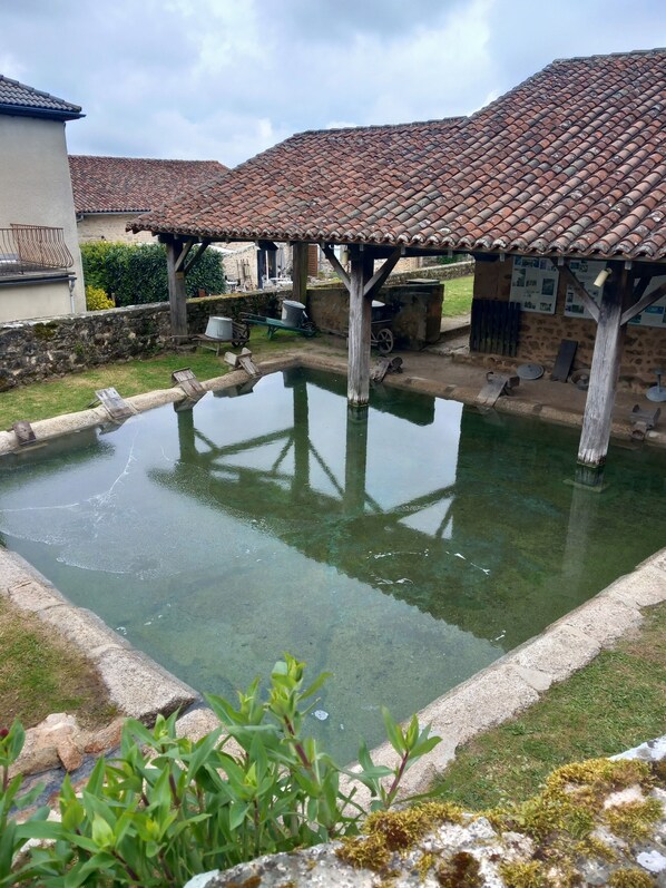 Pool - Heaven's Cottage
In the heart of the Monts de Blond, next to a fishing lake. (Cieux)